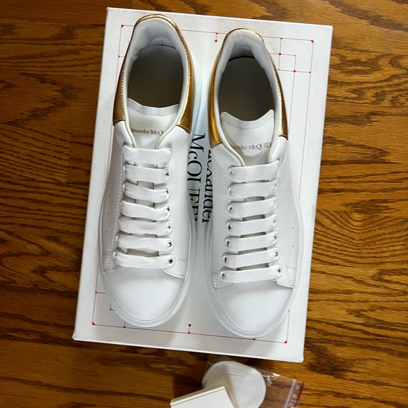 😊SOLD😊 Alexander McQueen Women's White and Gold Oversized Sneakers in 40.5 - Picture 2 of 8